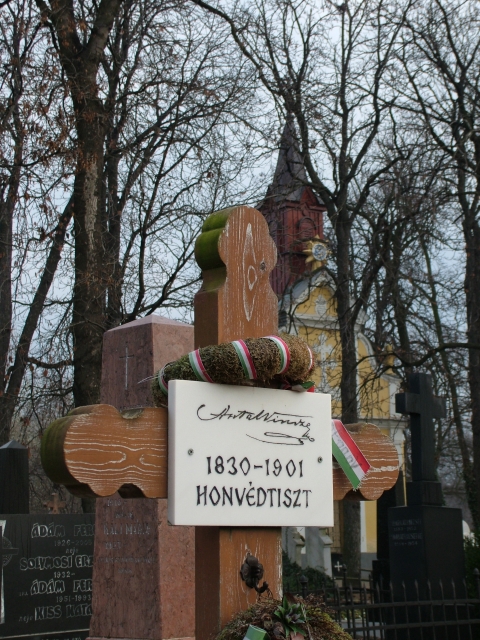 Antal Vince honv�dtiszt s�reml�ke.